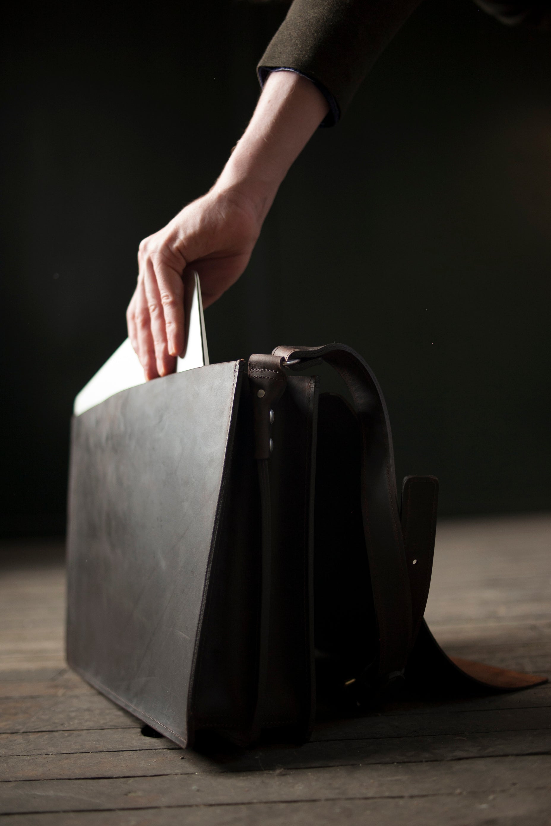 The Minimal Full Grain Vegetable Tanned Leather Messenger Bag