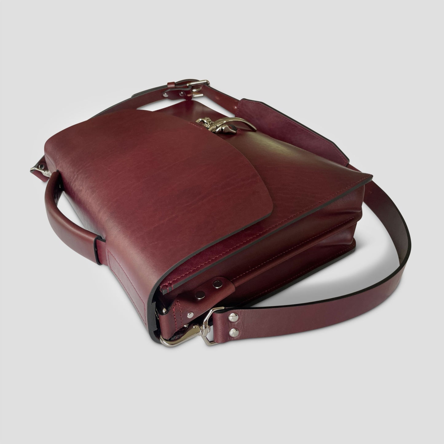 Full Grain leather messenger bag The Curvlinear