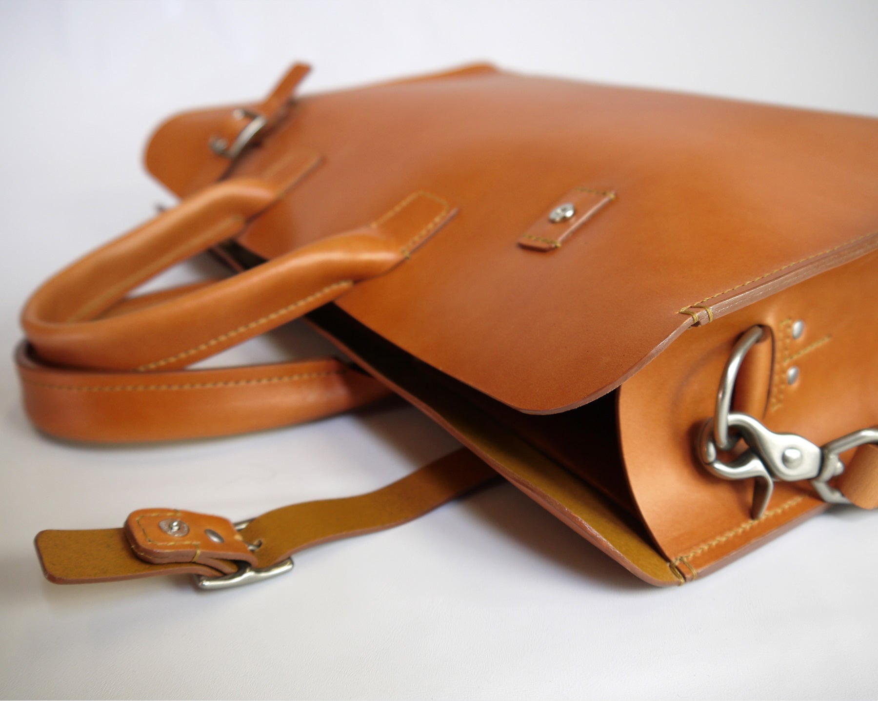 Luxury Gifting Wildhorn 100% Genuine Leather 15.5 Inch Laptop Messenger Bag  For Men at Rs 1960 | Gents Bag in Kolkata | ID: 24074337755